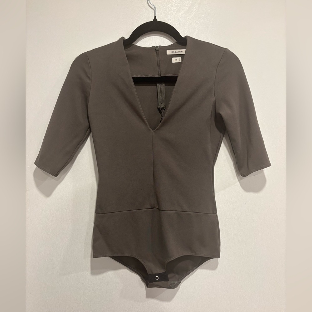 Aritzia Babaton V-Neck Fitted Bodysuit – Taupe Grey, Size XS